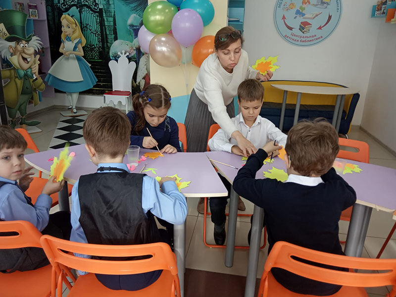 В ДК «Коммунарка» прошел мастер-класс по изготовлению открыток ко Дню учителя
